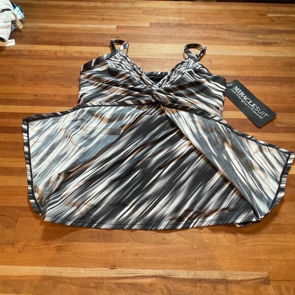 Miraclesuit  Warp Speed Love Knot Top Black/White 14DD retail $146 - Picture 10 of 12